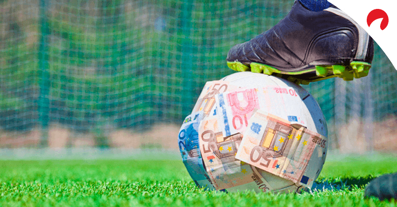 Balón de fútbol con billetes de dinero